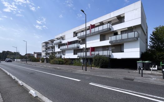 À vendre   T2 de 42 m2 au dernier étage avec balcon et parking couvert